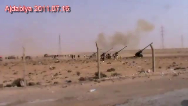 Огонь батареи орудий М46 ливийских повстанцев 