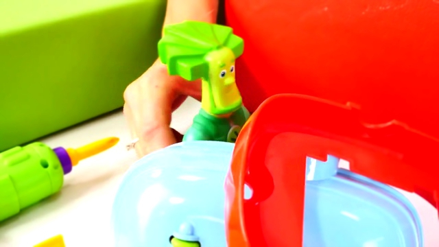 Видео для детей с игрушками. Фиксики: Симка, Нолик и их друзья собирают новый механизм!