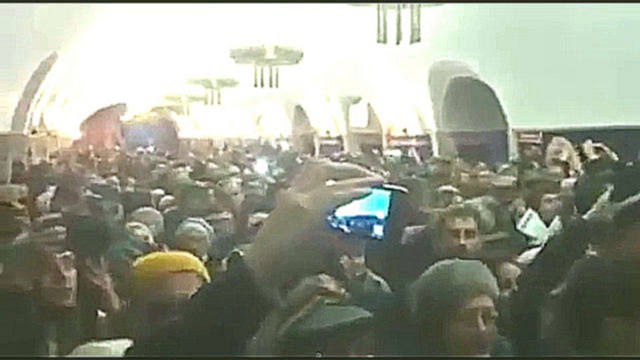 Флешмоб в Киеве- сотни пассажиров метро поют гимн Украины 
