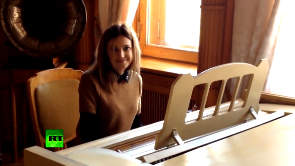 Наталья Поклонская сыграла на рояле в музее Ливадийского дворца в Ялте