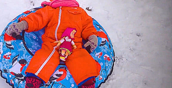 София катается на ватрушке Детская площадка ищем игрушки в снегу / Kids Playground Fun Play Place