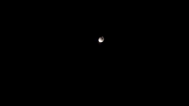 Ночь в преддверие полнолуния Луна за облаками 05 10 2014