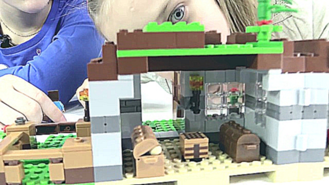 Майнкрафт видео. Лучшие подружки Варя и Юля против зомби! Игры с Minecraft LEGO.