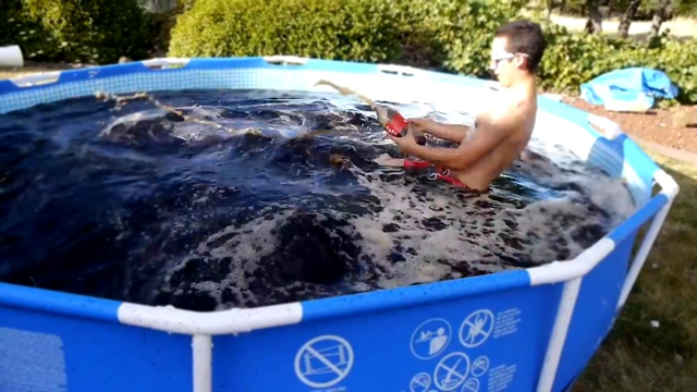 Утопили дрон за 1400 долларов в бассейне из Кока-колы