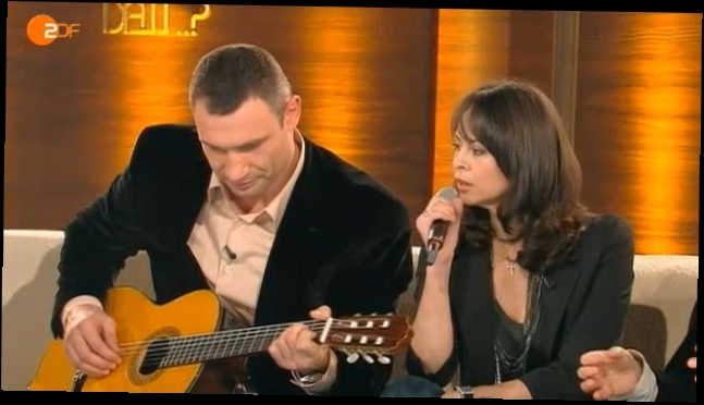 Виталий Кличко с супругой поют  