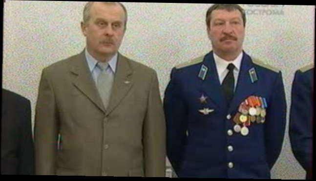 В.П.Ижицкий вручает медали ветеранам воинской службы