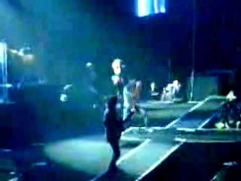 Enrique singing 
