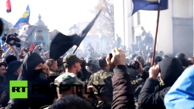 Радикалы устроили массовую драку у стен Верховной рады в Киеве. 14.10.2014