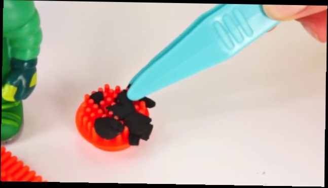 Видео для детей. Игрушки Фиксики: Симка, Нолик и их родители чистят фильтр бассейна