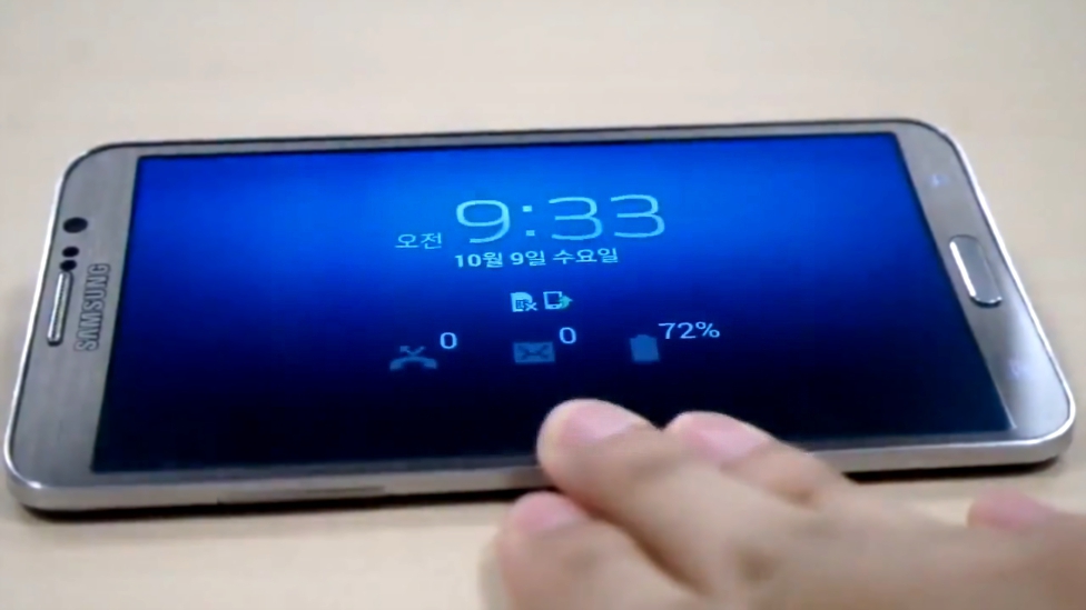 Samsung представила смартфон с изогнутым дисплеем