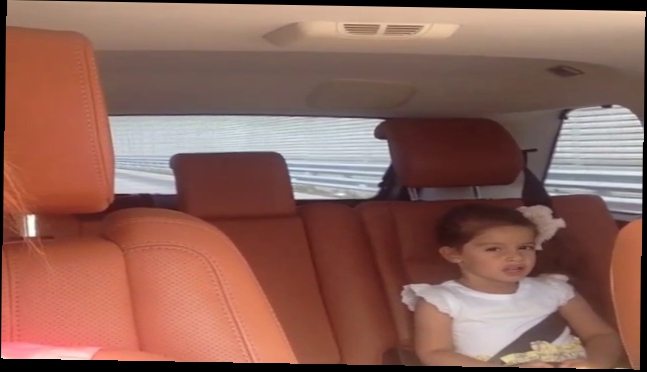 Маруся и Ксения Бородина поют песню в машине 