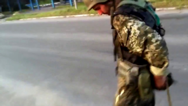 Украинские  вояки ради забавы уничтожают школу на оккупированной тер