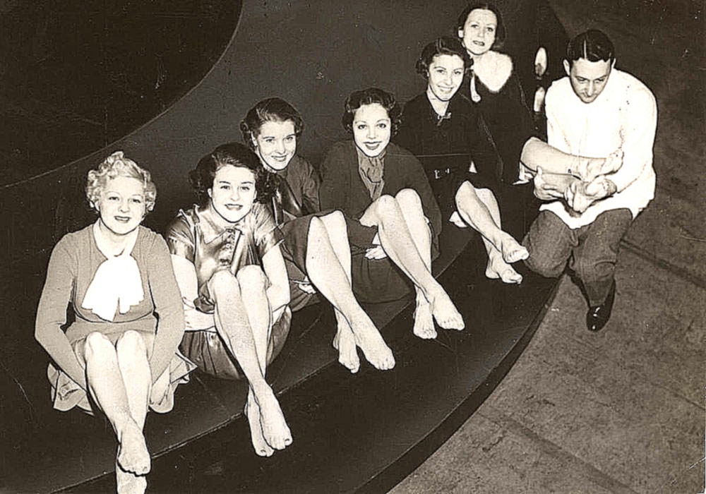 Группа молодых девушек демонстрирует свои ноги в чулках. США. 1935